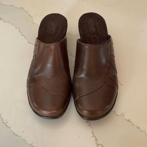 Clarks bendables Brown mules